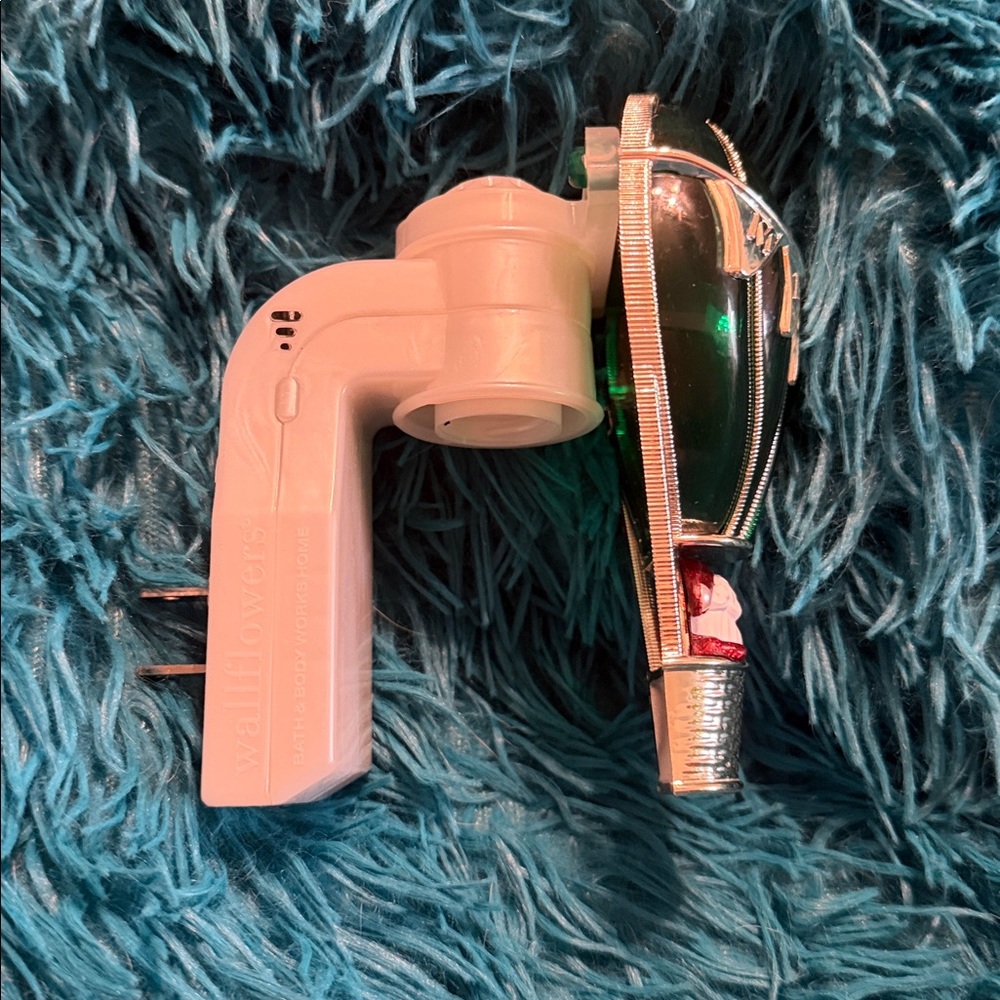 Bath and body works holiday plug in diffuser - Picture 3 of 8